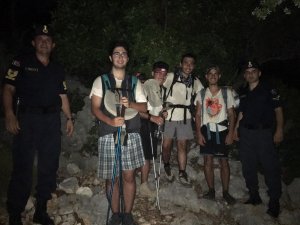 Likya yolunda kaybolan gençler jandarma tarafından kurtarıldı