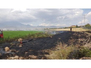 Develi’de ot yangını büyümeden söndürüldü