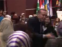 Erdoğan'ın eli havada kaldı VİDEO