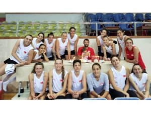 A Milli Kadın Voleybol Takımı kampa girdi