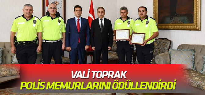Vali Toprak, Polis Memurlarını Ödüllendirdi.