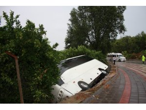 Virajı alamayan tur midibüsü portakal bahçesine devrildi: 5 yaralı