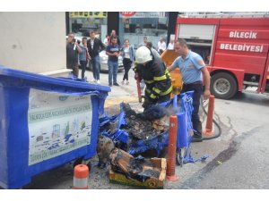 Çöp konteynırı bir anda alev aldı