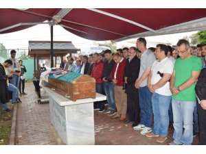 Hareket halindeki otobüsten düşerek ölen genç kız toprağa verildi