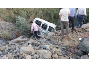 Hafif ticari araç şarampole yuvarlandı:1 ölü, 2 yaralı