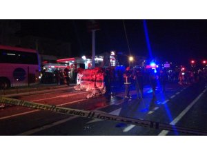 Yolcu otobüsünün çarptığı otomobil takla atıp karşı şeride geçti: 2 yaralı