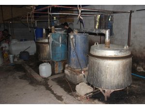 Ahıra kaçak içki operasyonu