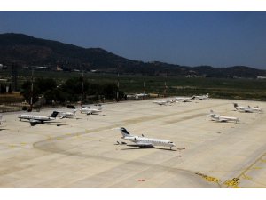 Milyon dolarlık özel jetlerin biri iniyor, biri kalkıyor