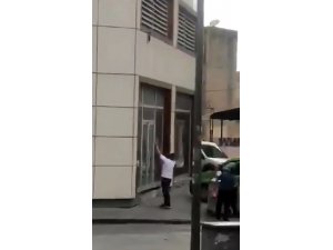 2. kattan düşen kediyi havada yakaladı