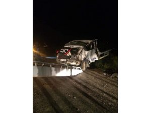 Otomobil taşıyan çekici devrildi: 1 ölü, 2 yaralı