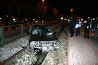 Alkollü sürücü tramvay yoluna uçtu
