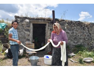 Kars yaylalarında "çeçil peyniri" hazırlığı
