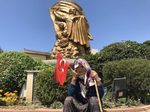 Dolandırıldığını iddia eden yaşlı teyzenin anıt önünde oturma eylemi