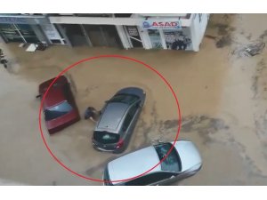 Yollar göle döndü, araçlar kayık gibi yüzdü