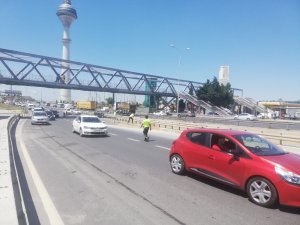 Beylikdüzü E-5’te basınçlı su boruyu patlattı, su yola sızdı