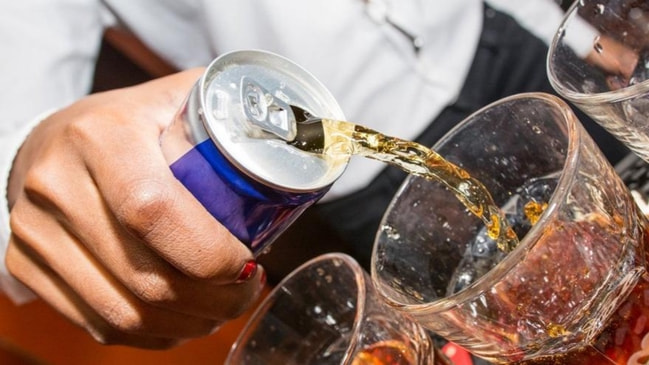 Genç yaşlı herkes içiyor... Türkiye'de de satılan o içeceğe yaş sınırı geliyor