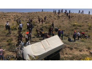 GÜNCELLEME 2 - Van'da düzensiz göçmenleri taşıyan minibüs şarampole devrildi: 16 ölü