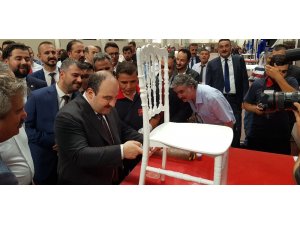Bakan Varank, Sandalye Fabrikası’nda sandalye boyadı