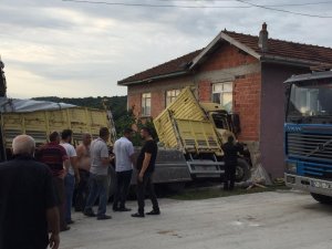 Kontrolünü kaybeden kamyon sürücüsü eve daldı