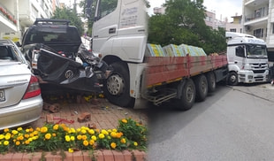 5 aracı hurdaya çevirdi TIR’ın altındaki şoför şans eseri hayatta kaldı