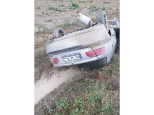 Otomobilde sıkışan sürücüyü polis ekipleri kurtardı