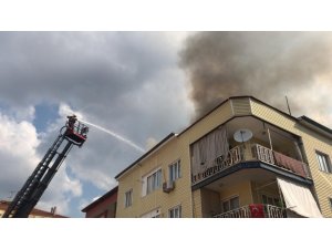 Sacda yufka ekmeği yapılan binanın çatısında yangın çıktı