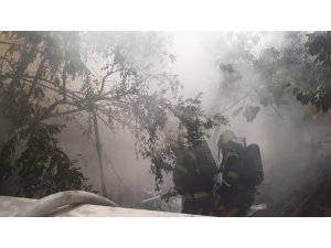 Yanan evde mahsur kalan 2 kişiyi itfaiye kurtardı