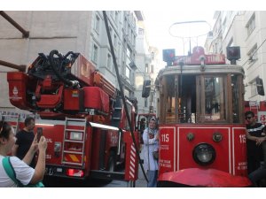 Nostaljik tramvayın elektrik halatı koptu, seferler durdu