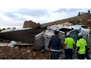 Isparta’da sunta yüklü tır devrildi: 1 ölü