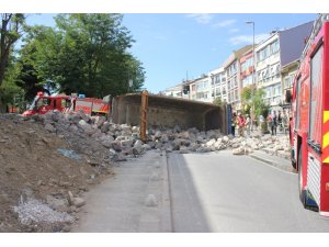 Hafriyat kamyonu devrildi, sürücü saniyelerle kurtuldu