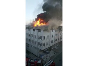 Ataşehir’de üç katlı apartmanın çatısı alev alev yandı