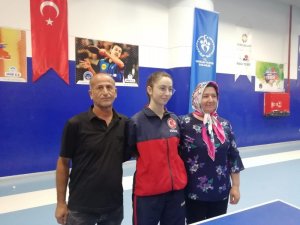 Masa tenisinde ilklere imza atan Özge Yılmaz’a tebrik ziyareti