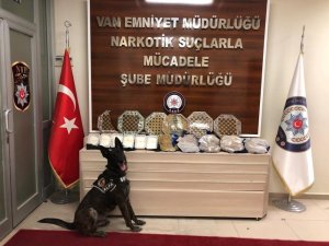 Sırt çantasındaki dama tahtalarının arasından uyuşturucu çıktı