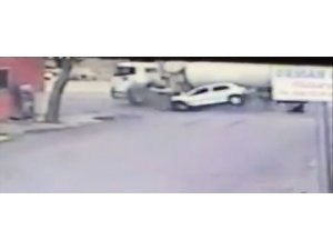 Beton mikseriyle otomobilin çarpışma anı  güvenlik kamerasına yansıdı