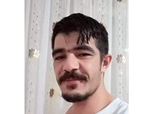 Eşinden ayrılan mobilyacı gece gitar çalıp kendini astı