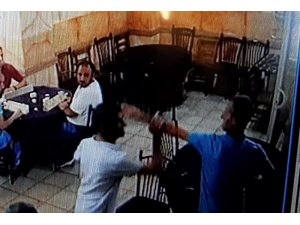 Gözünü bile kırpmadan kardeşini defalarca bıçakladı