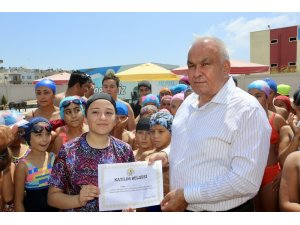 Erdemli’de yüzme kursuna katılan kursiyerler katılım belgelerini aldı