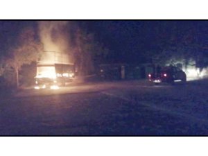 Kamyonet alev alev yandı