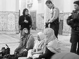 Feministler camiye girdi, imam kızdı