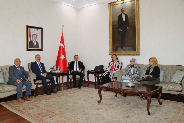 LGS’de başarı gösteren öğrenciler Vali Toprak’ı ziyaret etti