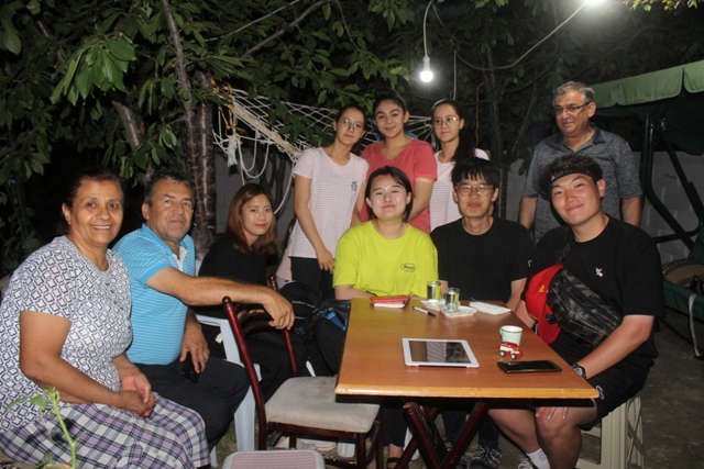 Güney Koreli turistler Karapınar'da bir aileye konuk oldu