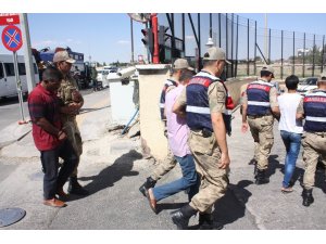 Suriye uyruklu kadını öldüren zanlılar adliyeye sevk edildi