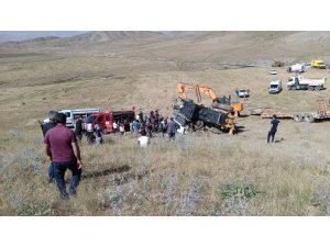 Greyder yüklü tır şarampole yuvarlandı: 4 yaralı