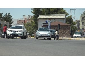 Çocuklar araçların arasına dalıp su satmaya çalışıyor