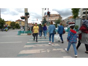 Kırmızı ışıkta geçen yayalara ceza