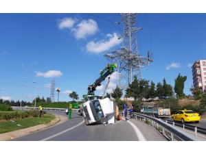 GÜNCELLEME - Ataşehir'de otoyol bağlantısında kamyon devrildi