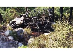 Yanan araç orman yangınına neden oluyordu