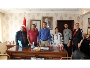 Başarılı sporcu ödüllendirildi