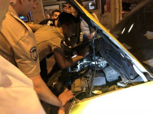 Arabanın motoruna sıkışan kediyi 2 saatte kurtarabildiler