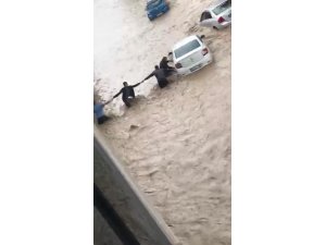 Sel sularına kapılan otomobili yüzdürerek kurtardılar